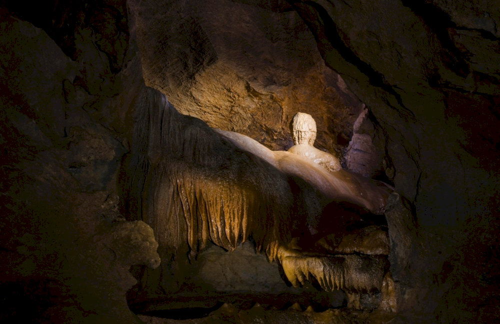 Khám phá hang động kỳ bí